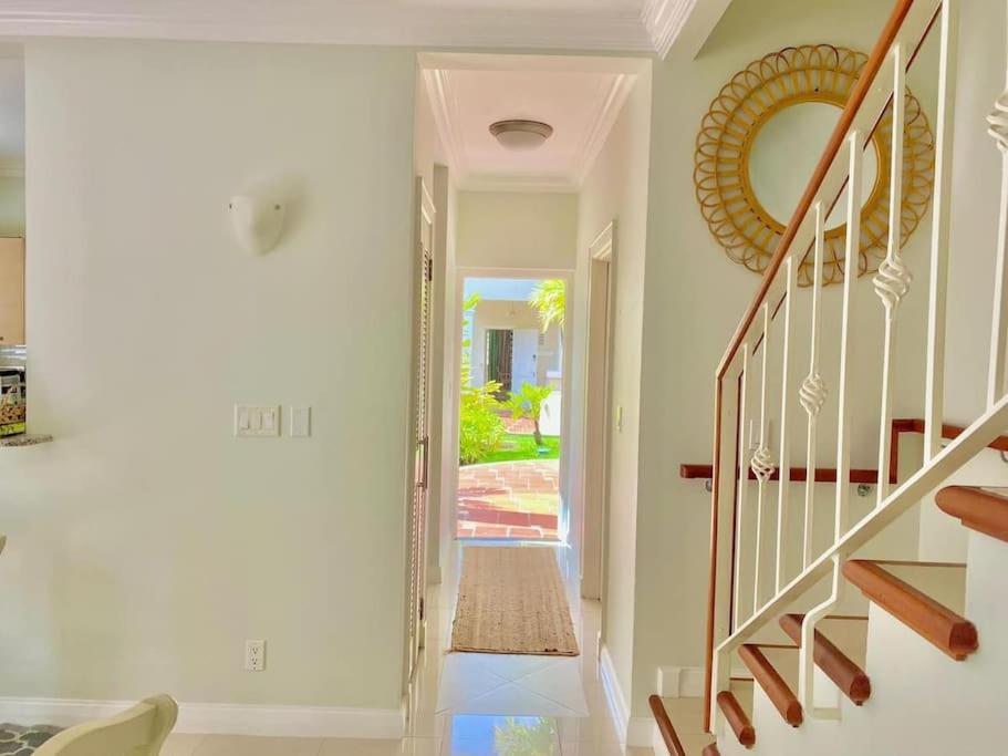 Tranquil Townhome, close to beach & dining