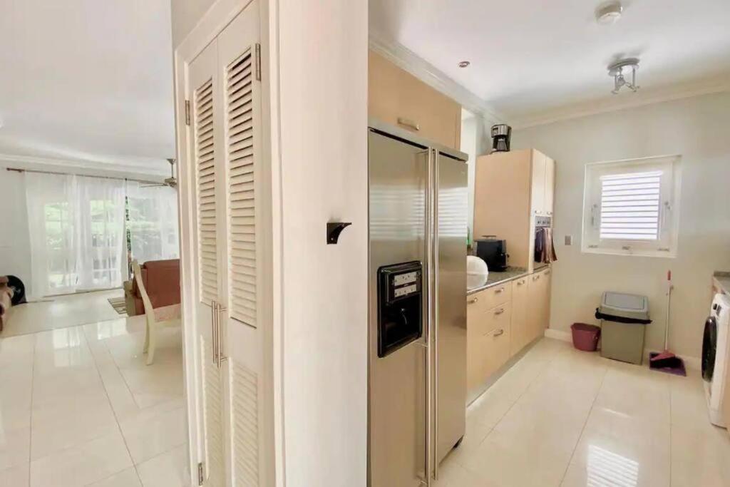Tranquil Townhome, close to beach & dining