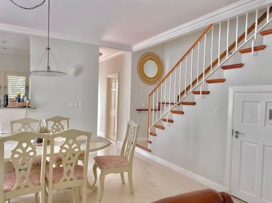Tranquil Townhome, close to beach & dining