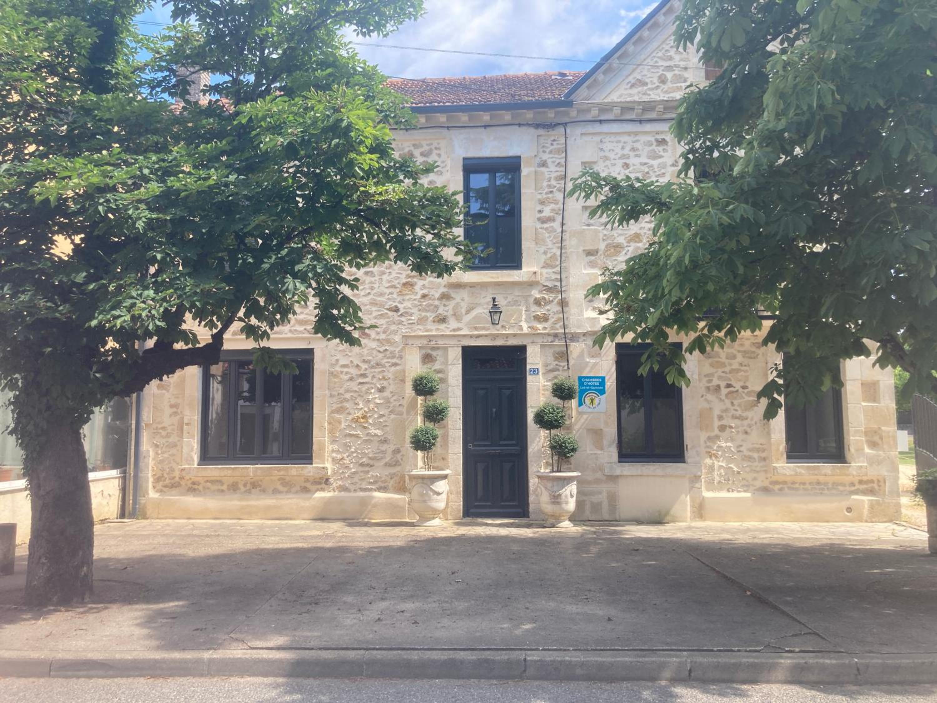 La Maison du Parc B & B Oct to June Entire house 3 bedrooms sleeps 6 July to Sept view 4