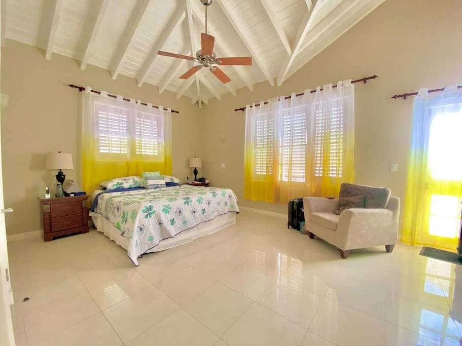 Refreshing 2bed Townhome walking distance to beach