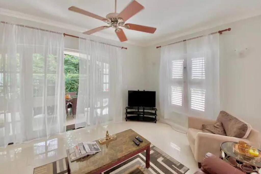 Refreshing 2bed Townhome walking distance to beach