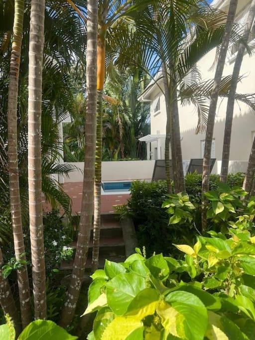 Refreshing 2bed Townhome walking distance to beach