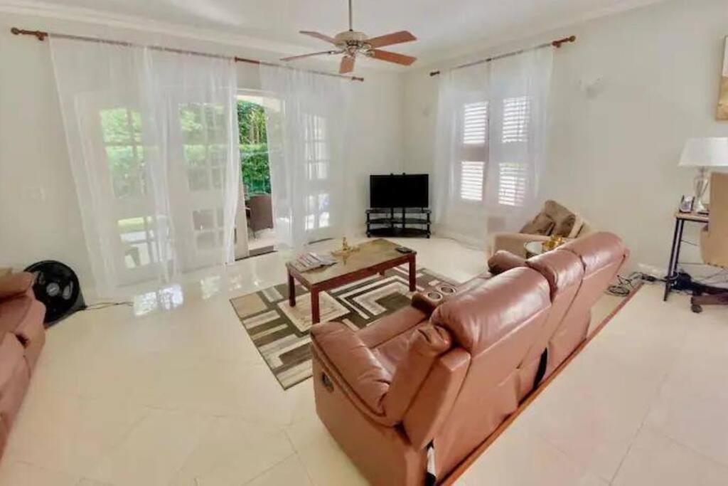 Refreshing 2bed Townhome walking distance to beach
