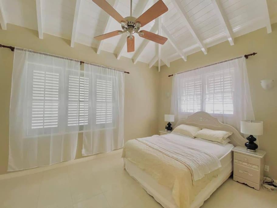 Refreshing 2bed Townhome walking distance to beach