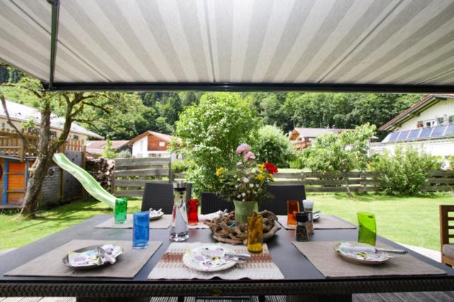Ferienhaus Freiheit - Modernes Haus in alpenländischem Stil für Urlaub und Workation in bester Lage am Fuß der Alpen