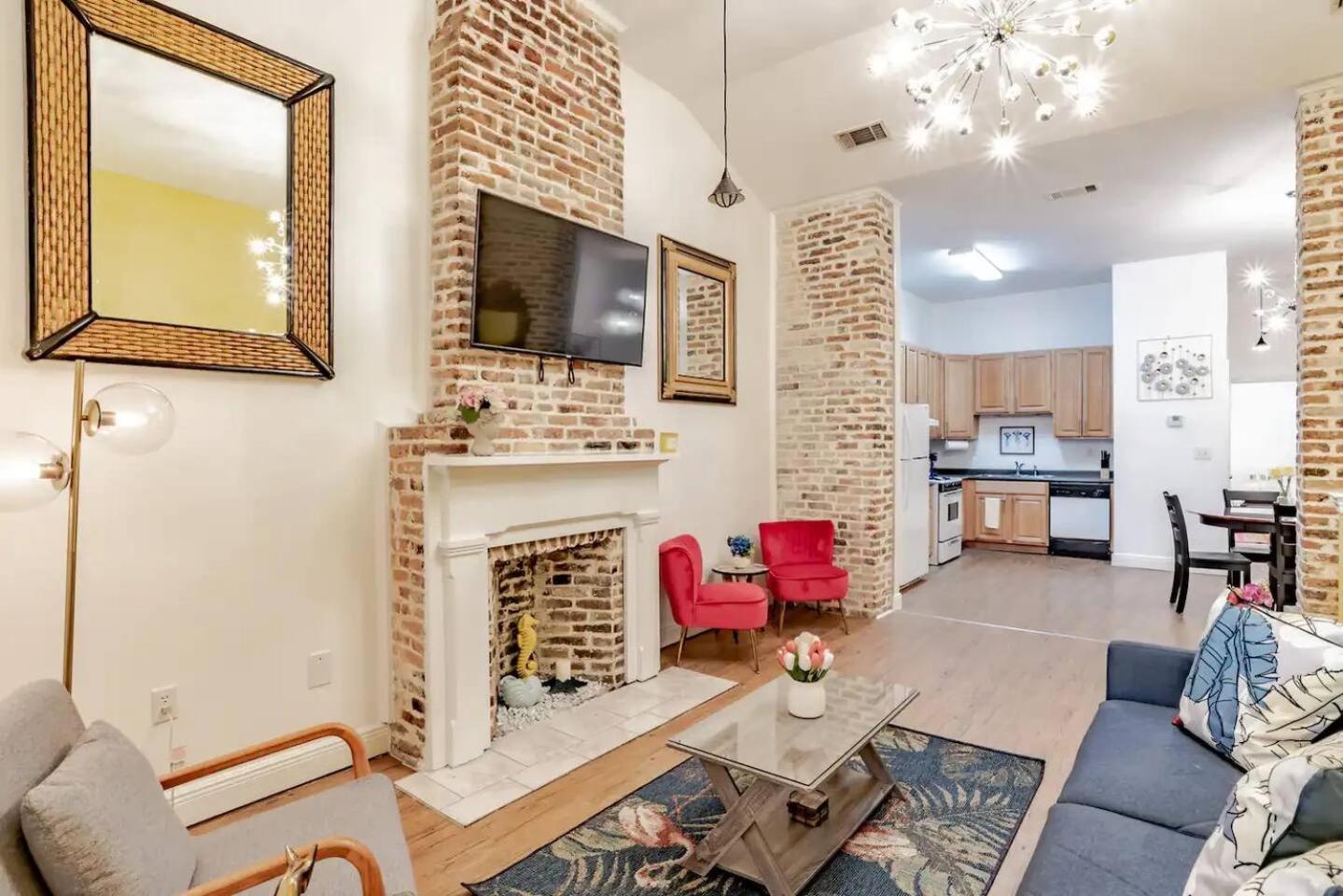 Historic District Apartment Quiet Street Central Location! view 4