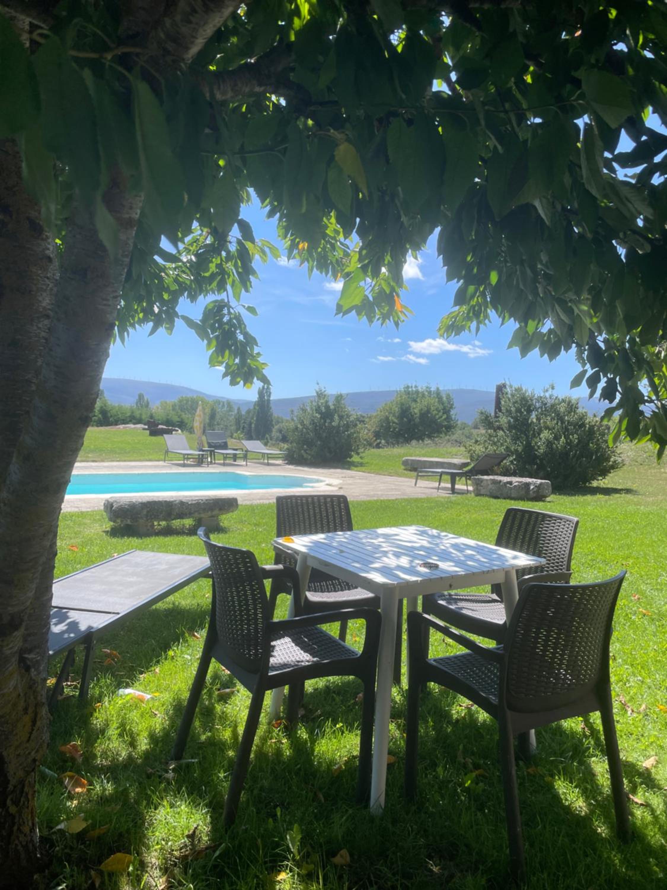 casa rural de un artista en plena naturaleza piscina y parque de esculturas en villarcayo