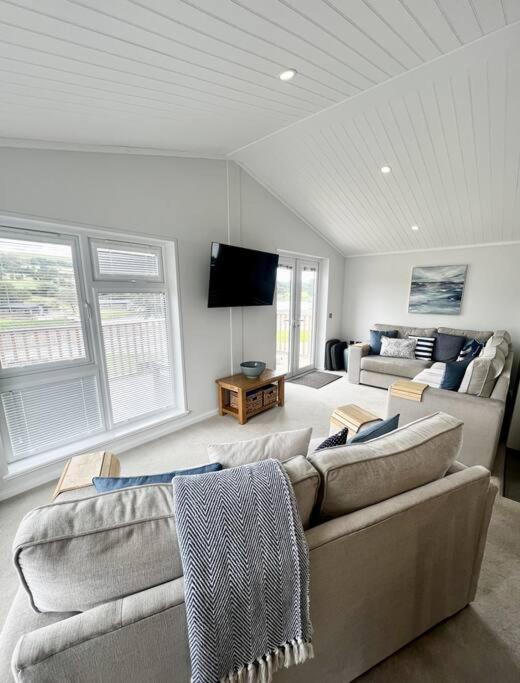 Diddly Squat Lodge with hot tub, Pendle View Holiday Park view 4