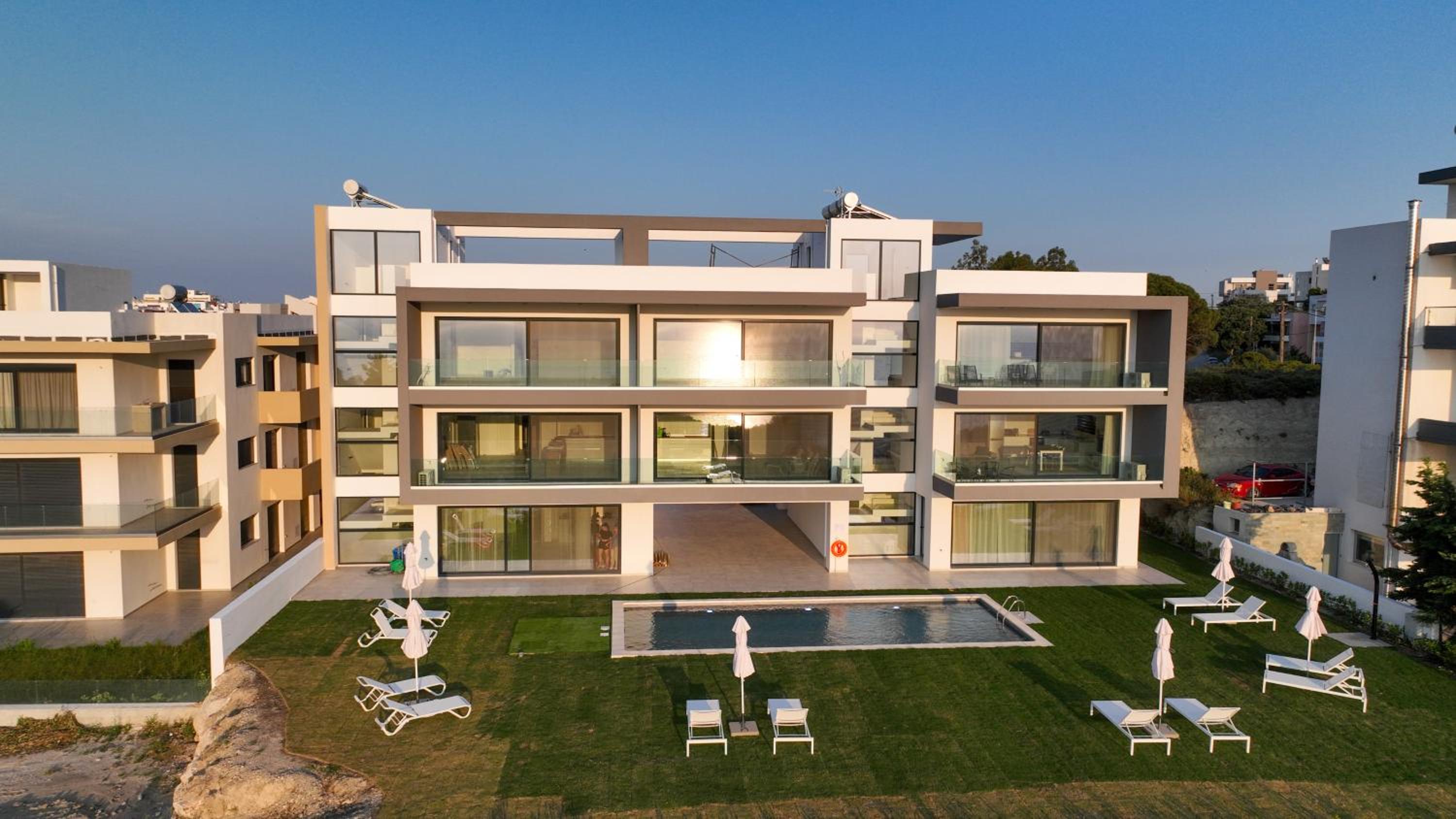 Aquarama Pool Apts. photo 2