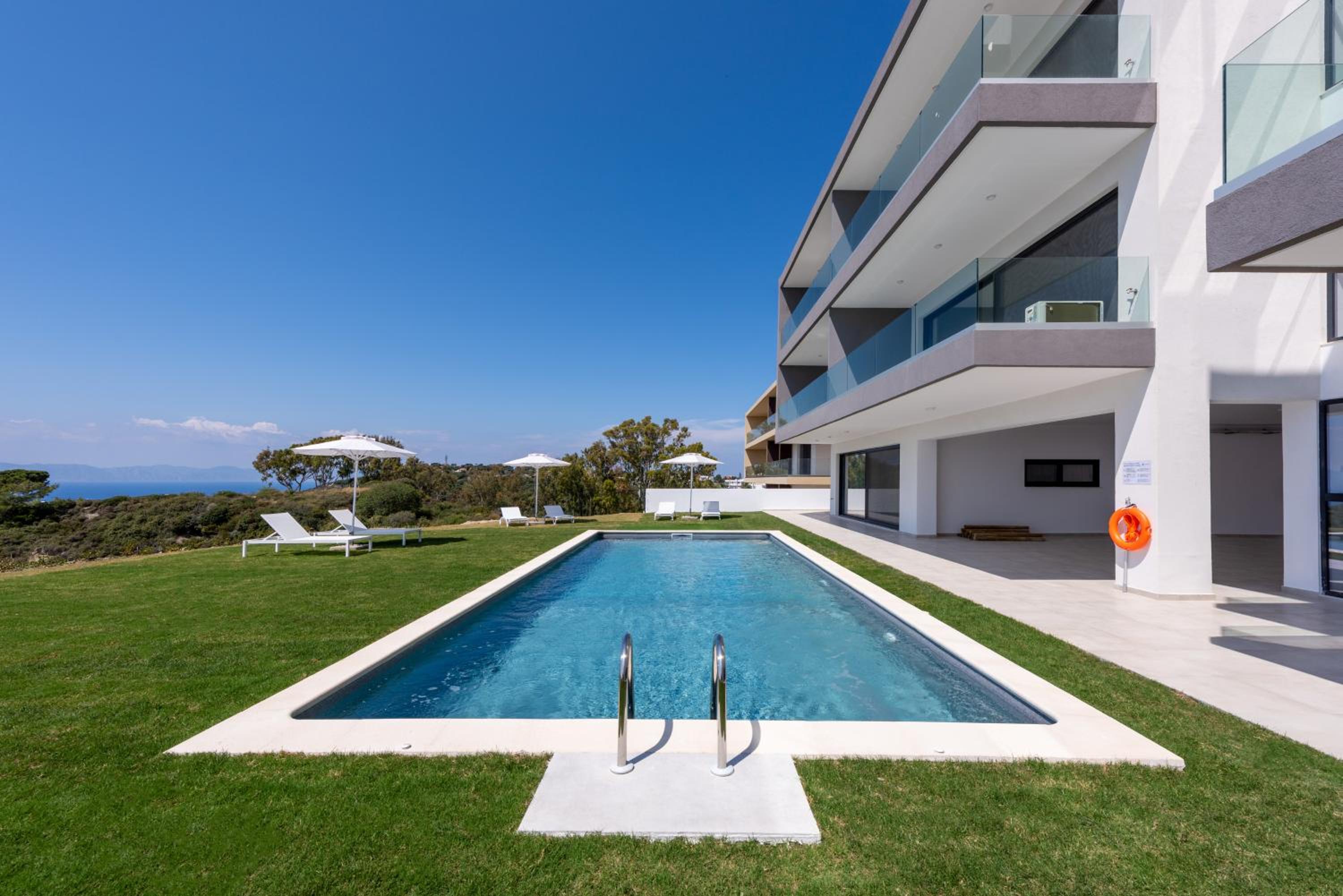 Aquarama Pool Apts. photo 3