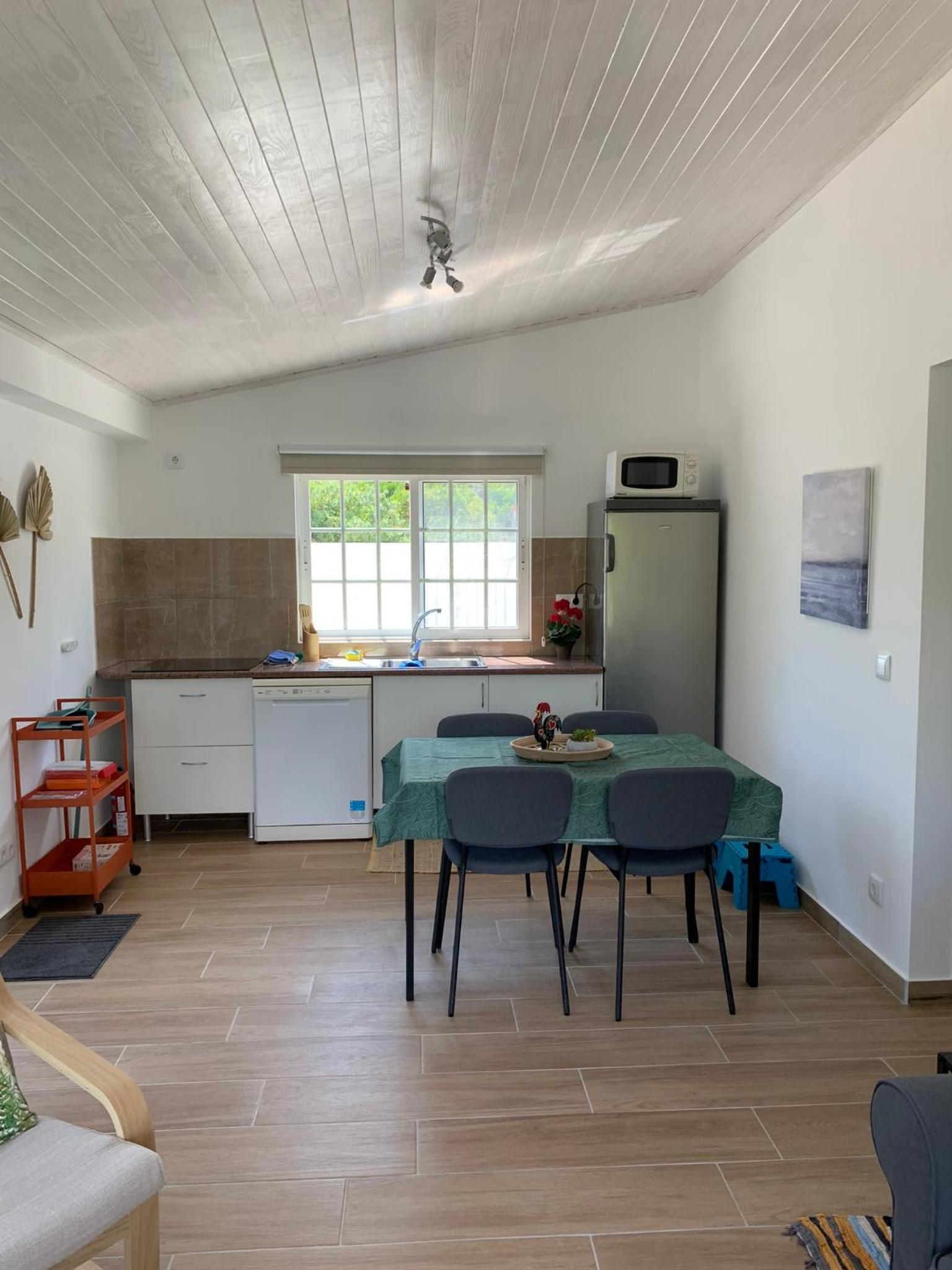 Casa Paraiso Logement living cuisine 2 chambres, salle de bains, espaces extérieurs privés, grande piscine et jardins partagés, à proximité des PLAGES de F