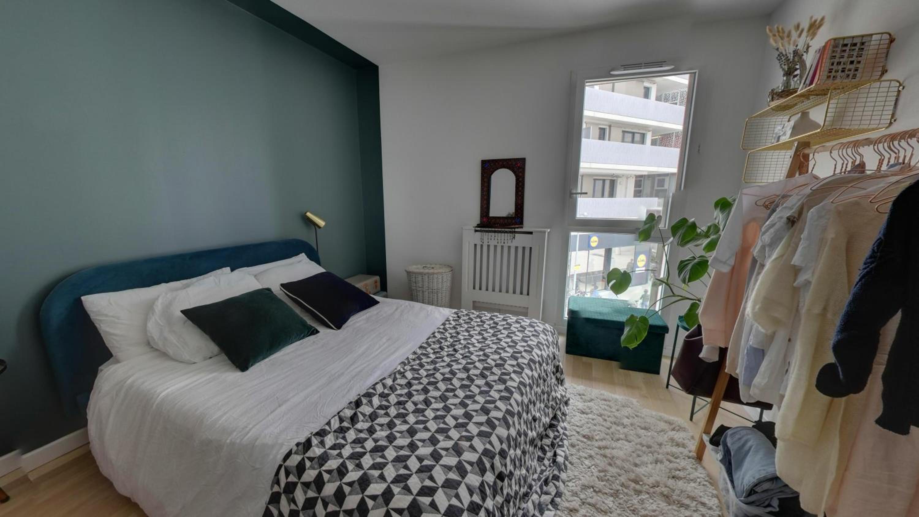 Modern Spacious flat with Terrace, Parking near Metro