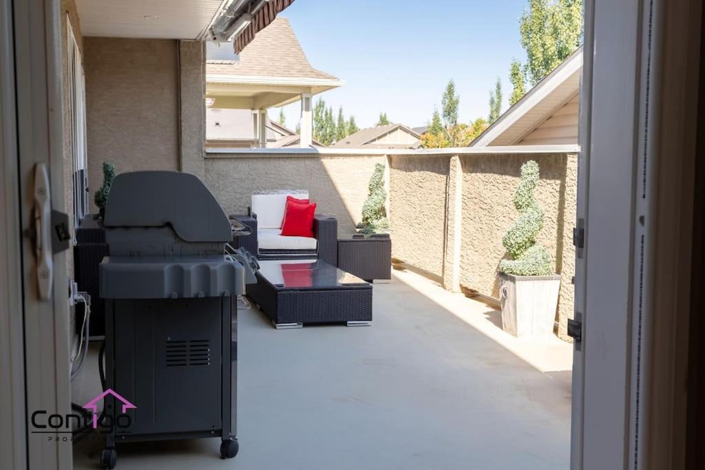 Lux Haven, Sleeps 8, AC, Balcony, Close to YQL