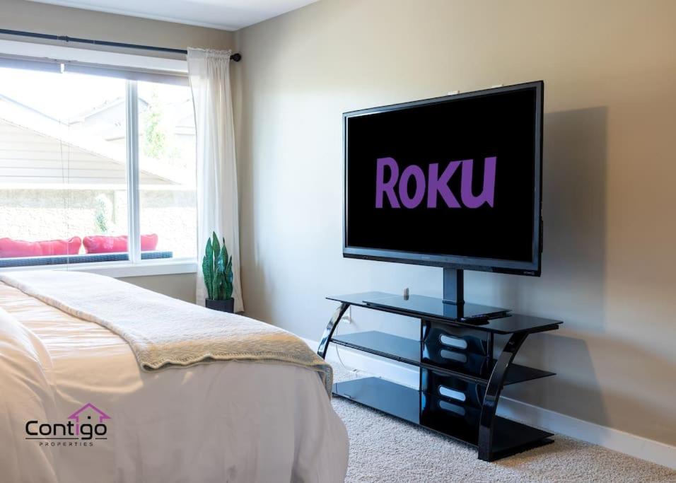 Lux Haven, Sleeps 8, AC, Balcony, Close to YQL