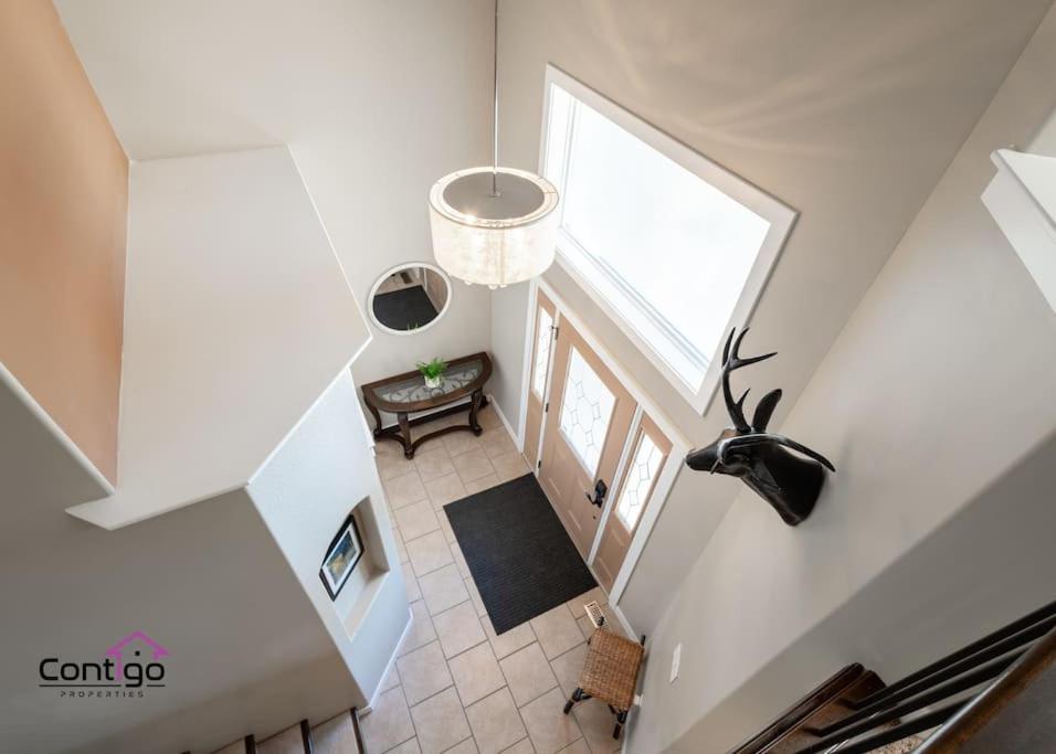 Lux Haven, Sleeps 8, AC, Balcony, Close to YQL