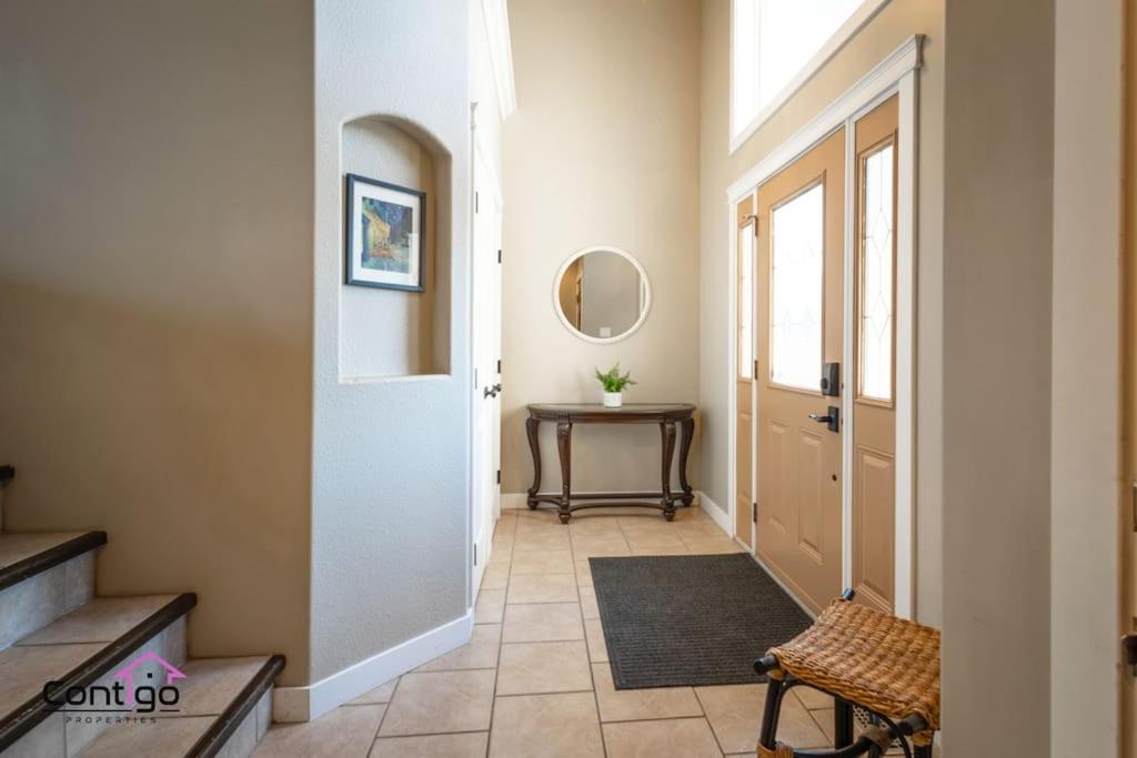 Lux Haven, Sleeps 8, AC, Balcony, Close to YQL