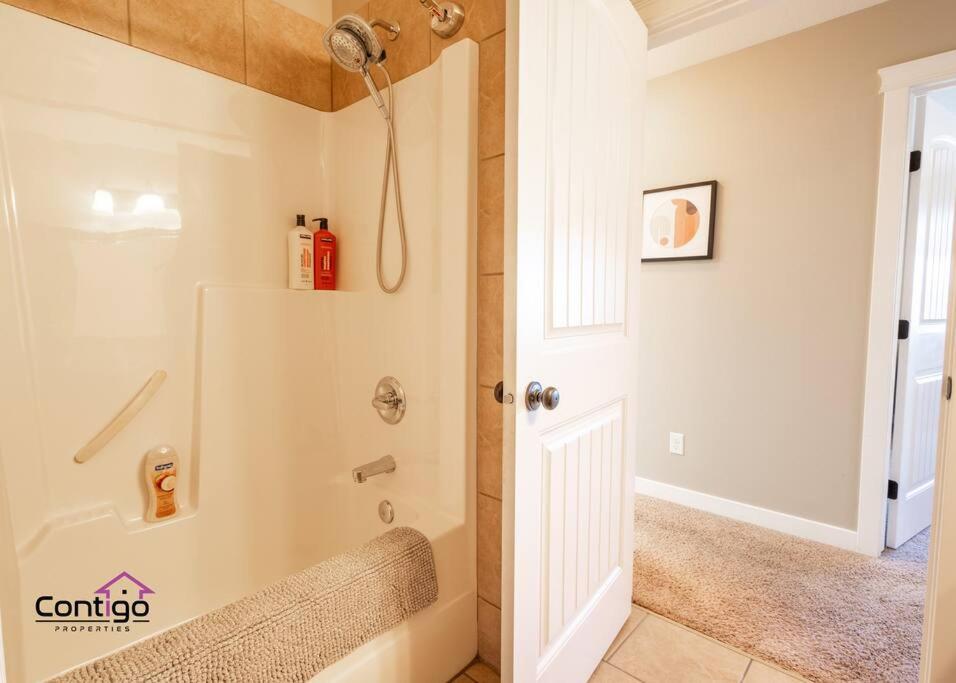 Lux Haven, Sleeps 8, AC, Balcony, Close to YQL