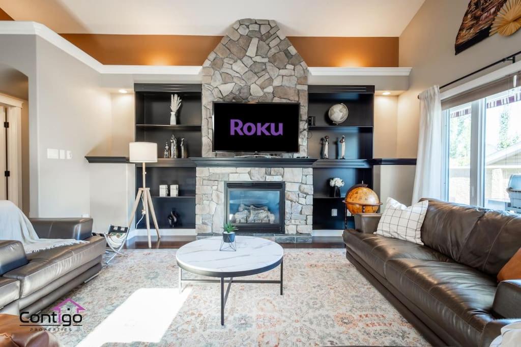Lux Haven, Sleeps 8, AC, Balcony, Close to YQL