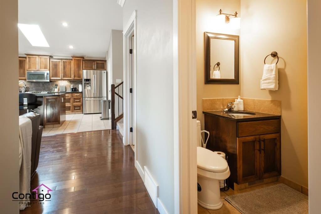 Lux Haven, Sleeps 8, AC, Balcony, Close to YQL