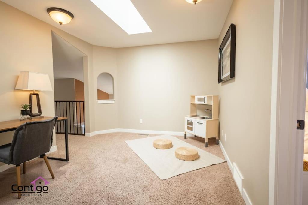 Lux Haven, Sleeps 8, AC, Balcony, Close to YQL