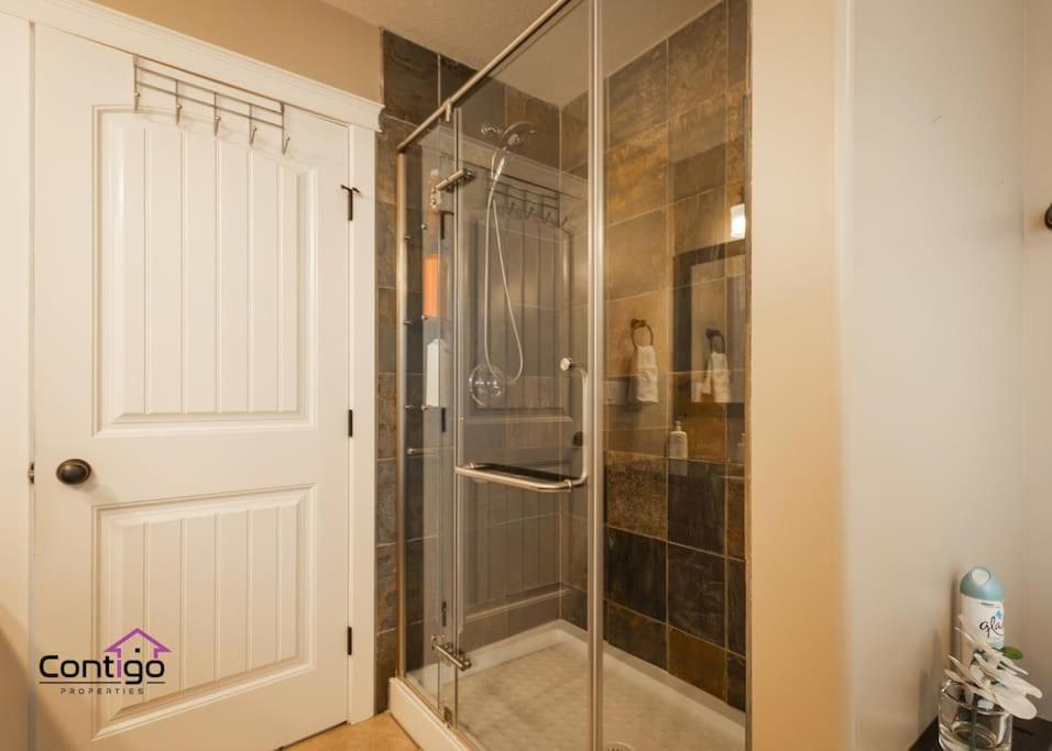 Lux Haven, Sleeps 8, AC, Balcony, Close to YQL
