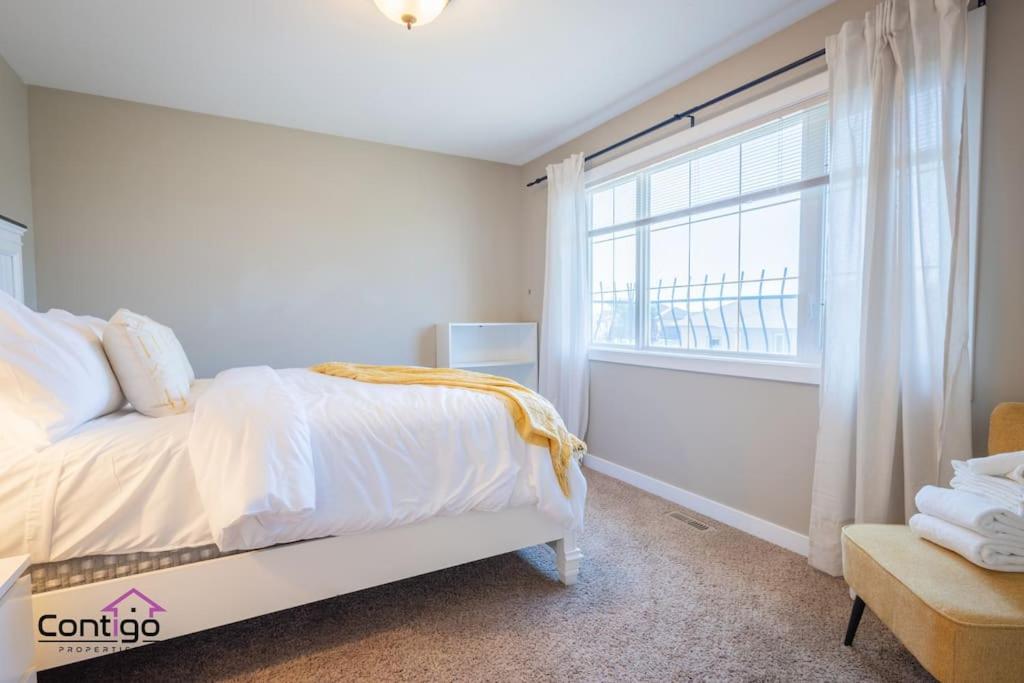 Lux Haven, Sleeps 8, AC, Balcony, Close to YQL