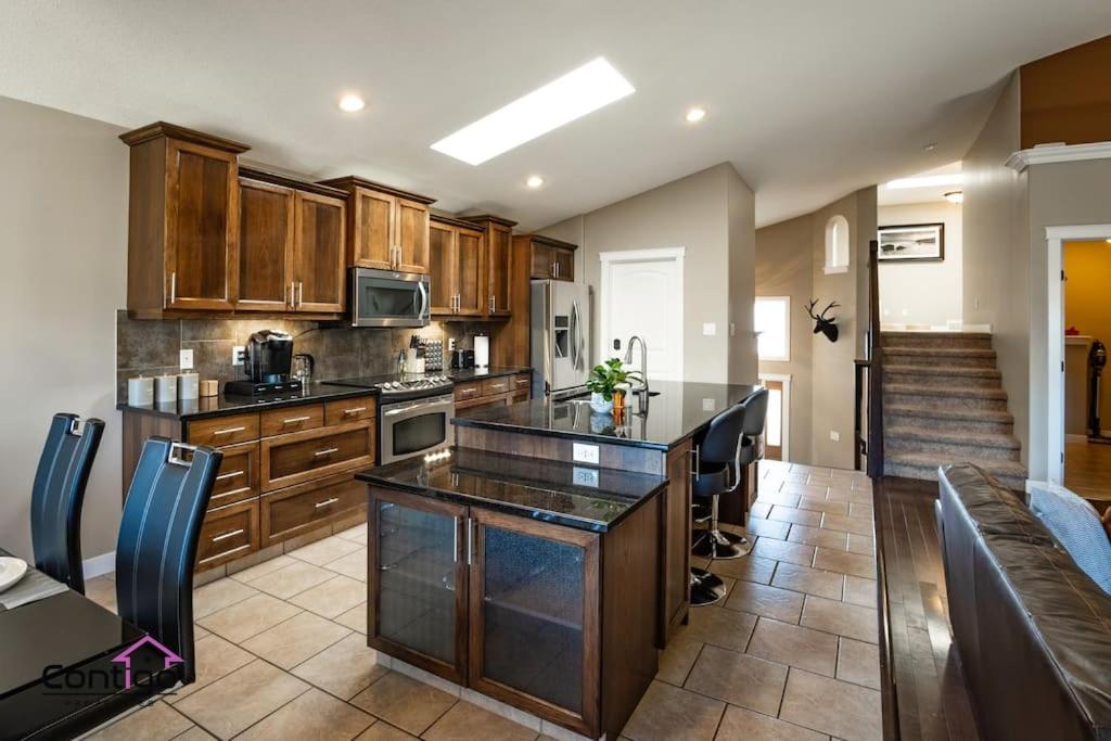 Lux Haven, Sleeps 8, AC, Balcony, Close to YQL