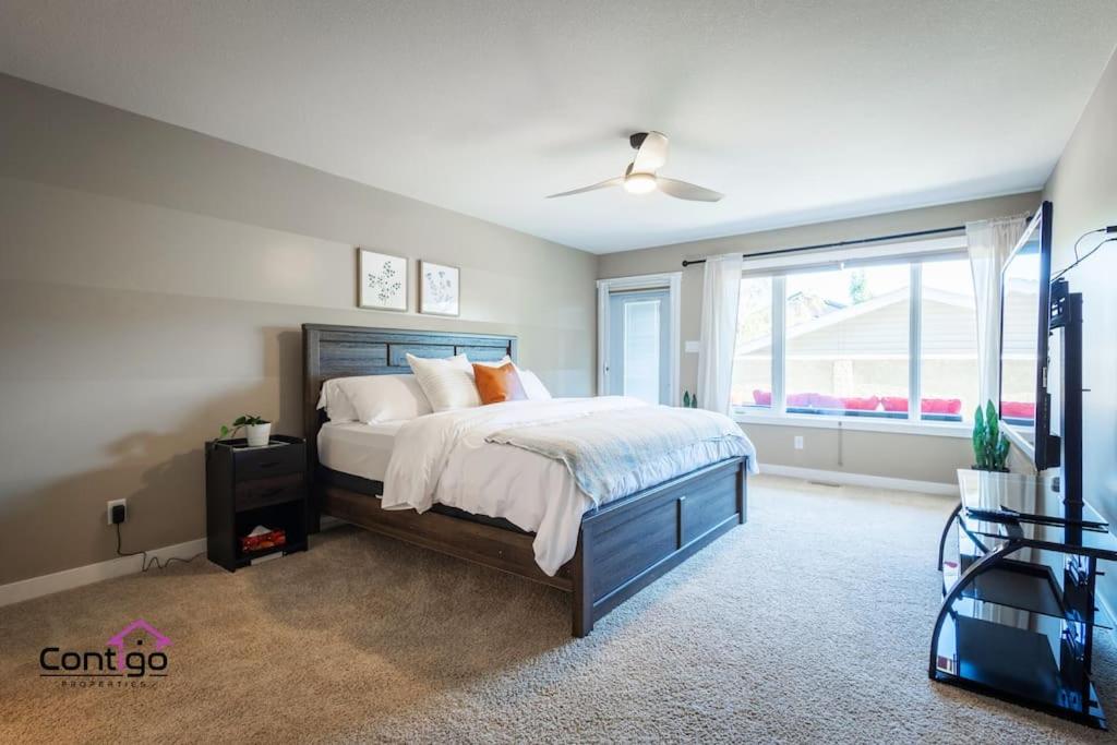 Lux Haven, Sleeps 8, AC, Balcony, Close to YQL