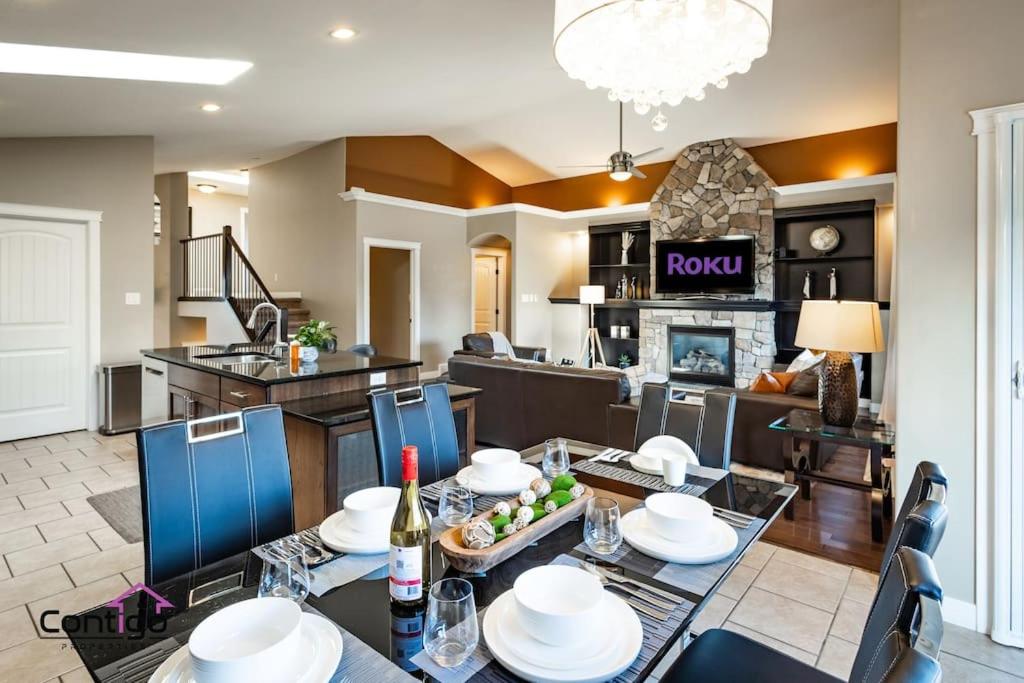 Lux Haven, Sleeps 8, AC, Balcony, Close to YQL
