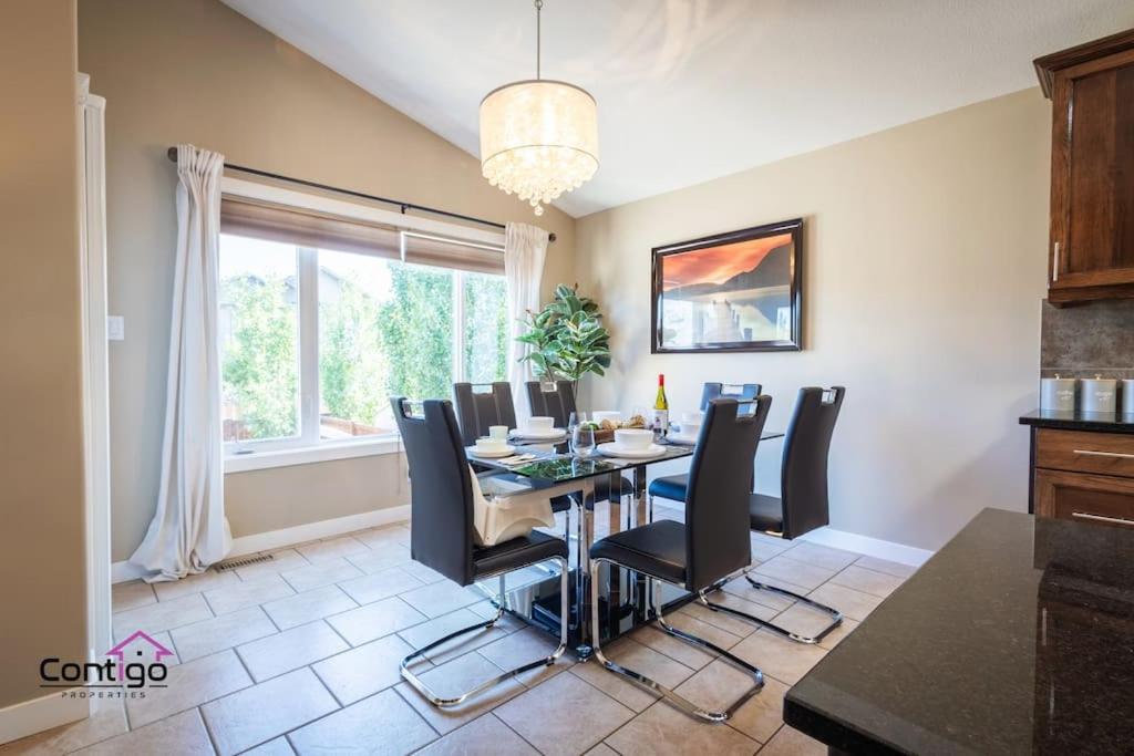 Lux Haven, Sleeps 8, AC, Balcony, Close to YQL