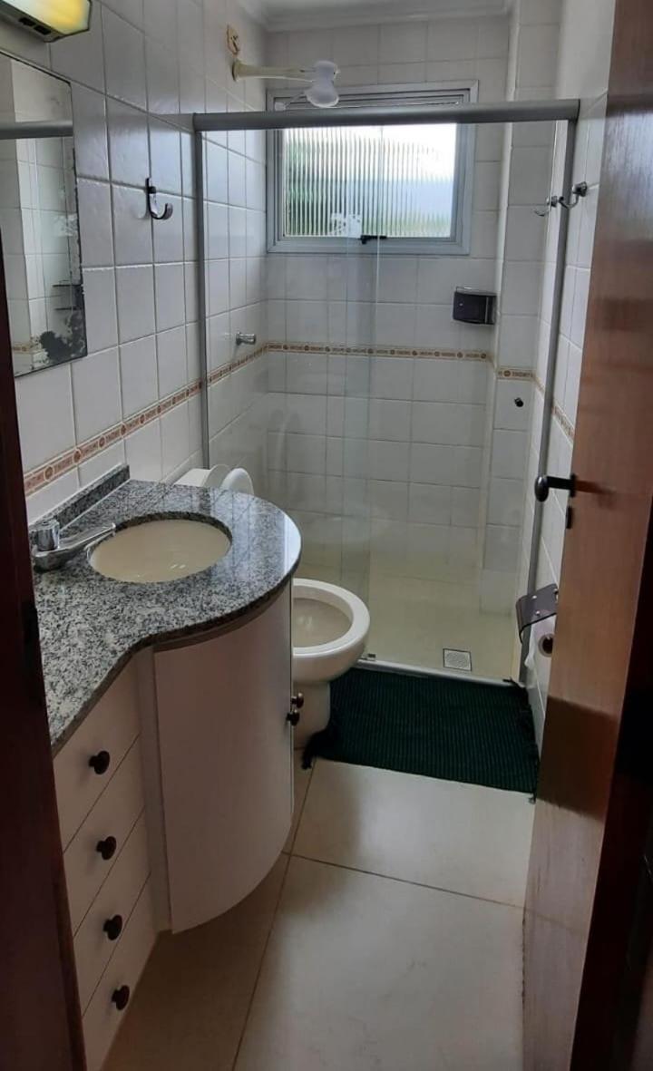Apartamento com piscina, 300m da praia