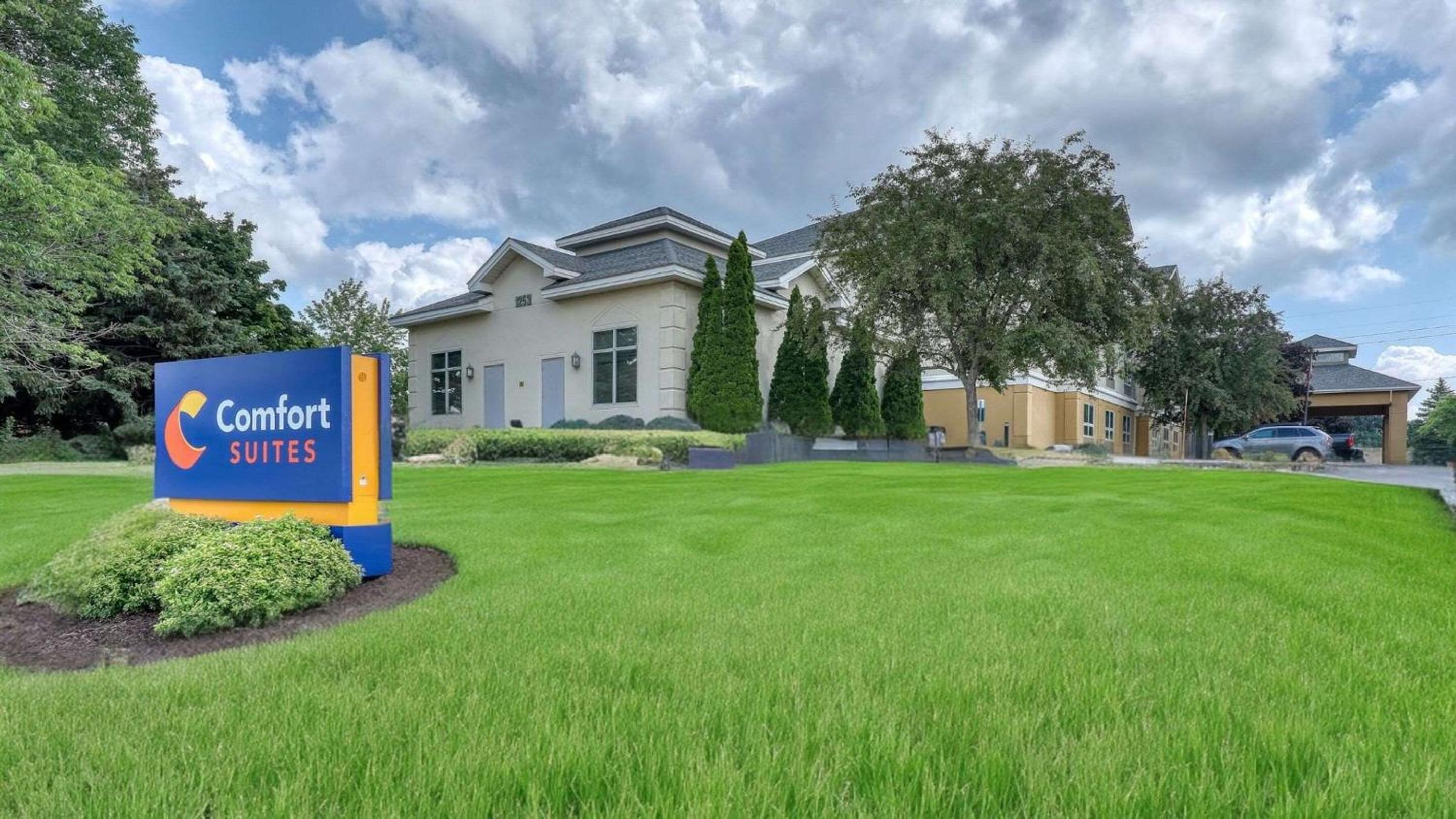 Hotel Comfort Suites Madison West - Image 1