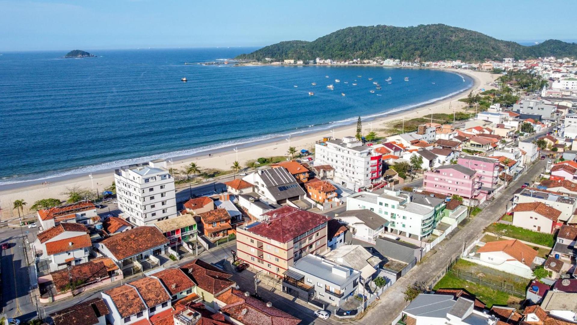 Apartamento a 50m da praia da Enseada - 3 quartos
