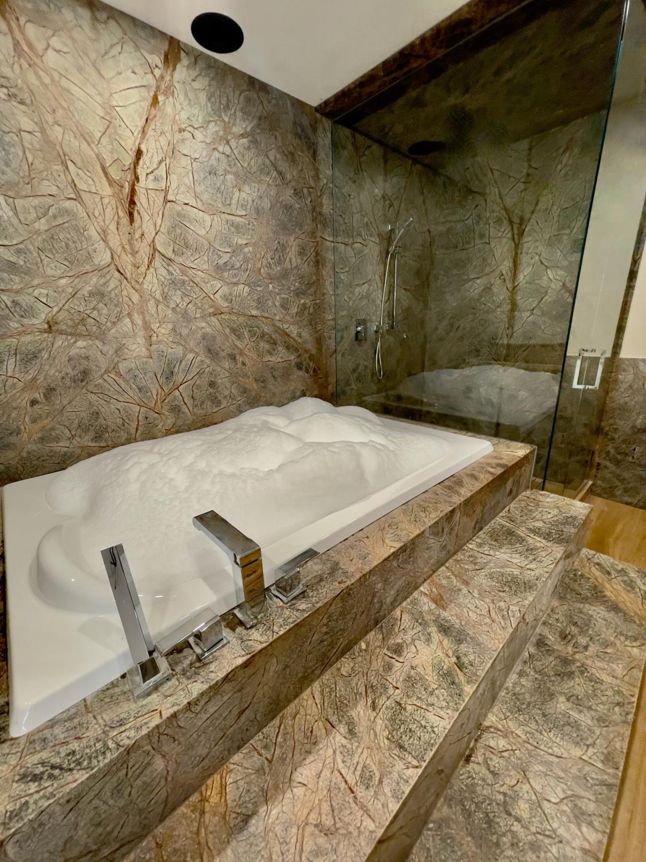 Romantic Luxury Retreat with Private Sauna & Spa, Pet Friendly, Elkside Hideout B&B