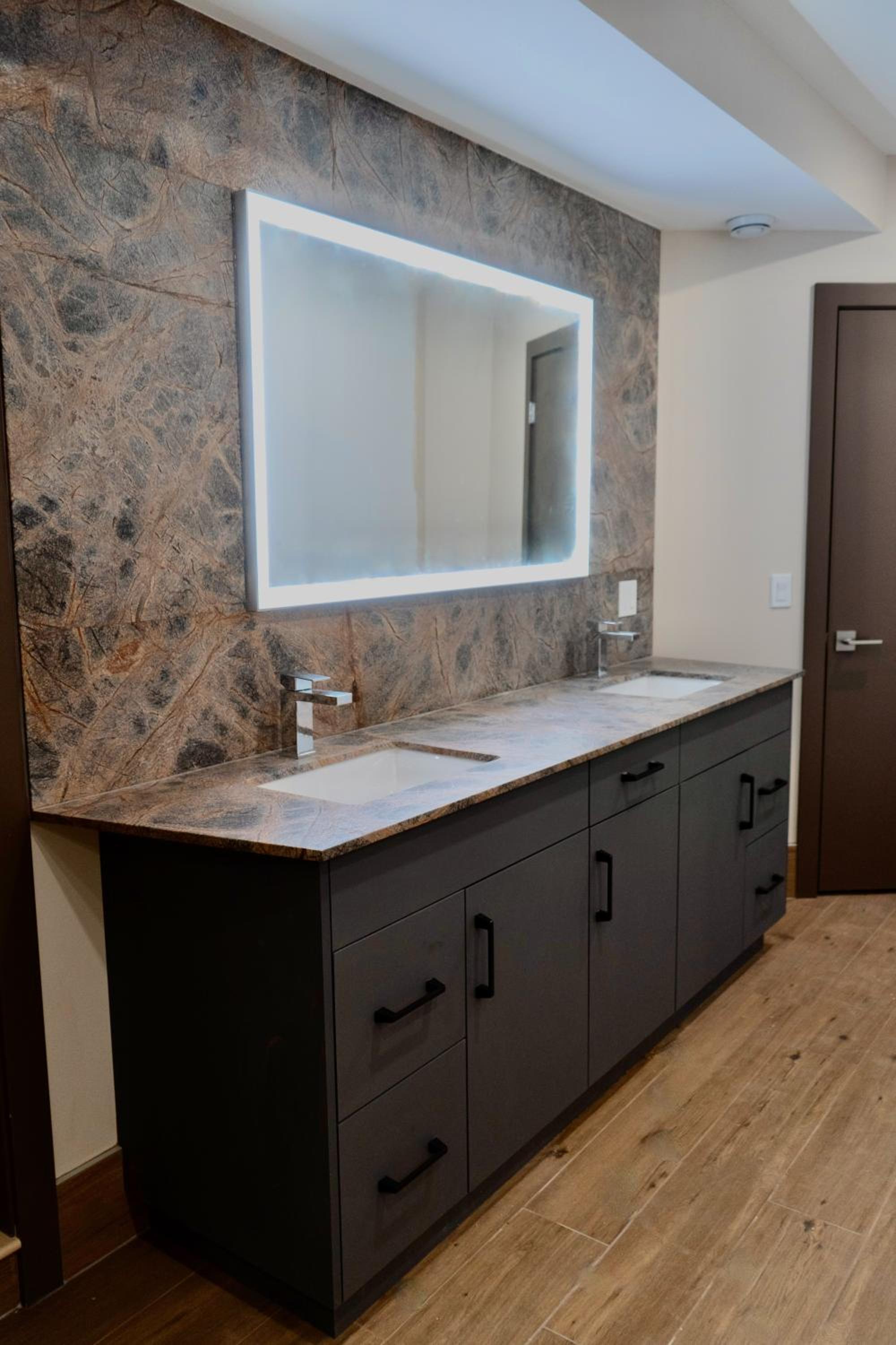 Romantic Luxury Retreat with Private Sauna & Spa, Pet Friendly, Elkside Hideout B&B
