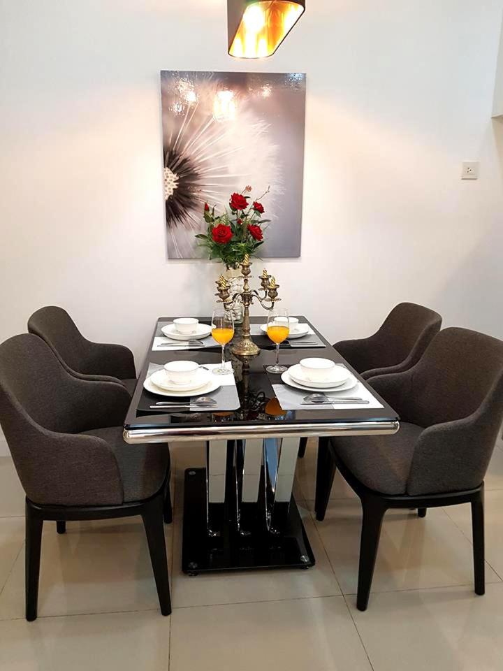 Linda Apartment-ICON56-District4-3mins to center dtrc1- INFINITY POOL- AWESOME ROOFTOP