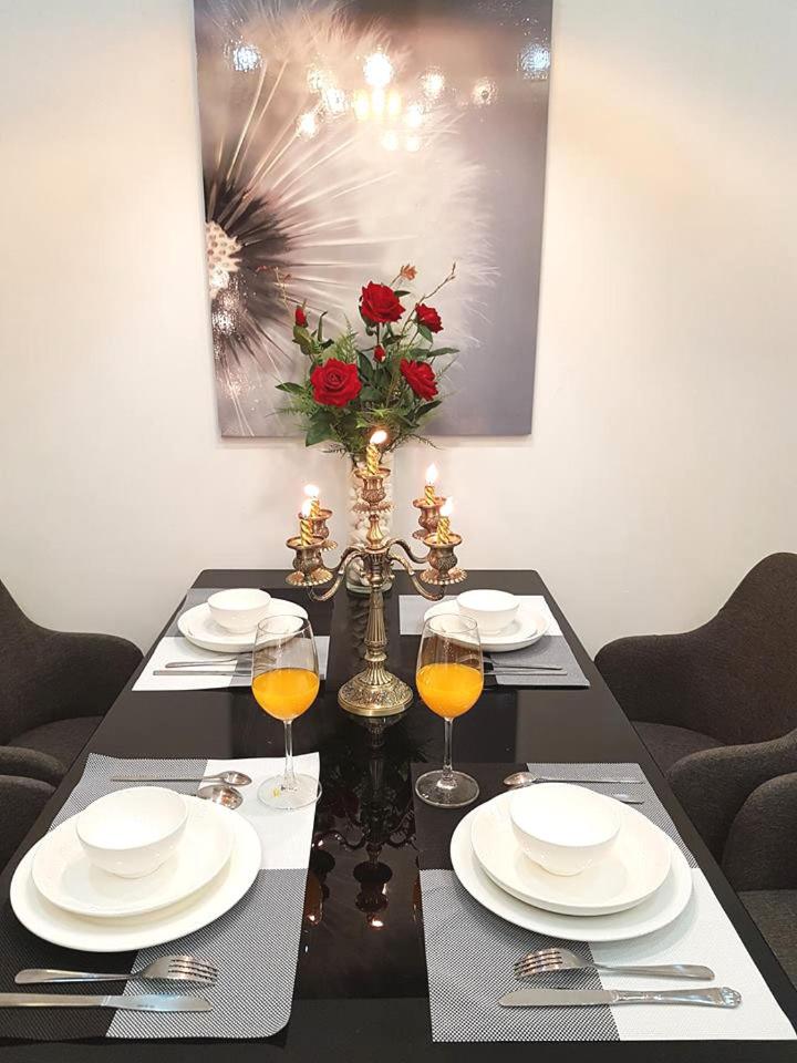 Linda Apartment-ICON56-District4-3mins to center dtrc1- INFINITY POOL- AWESOME ROOFTOP