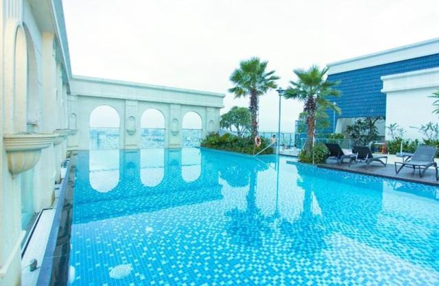 Linda Apartment-ICON56-District4-3mins to center dtrc1- INFINITY POOL- AWESOME ROOFTOP