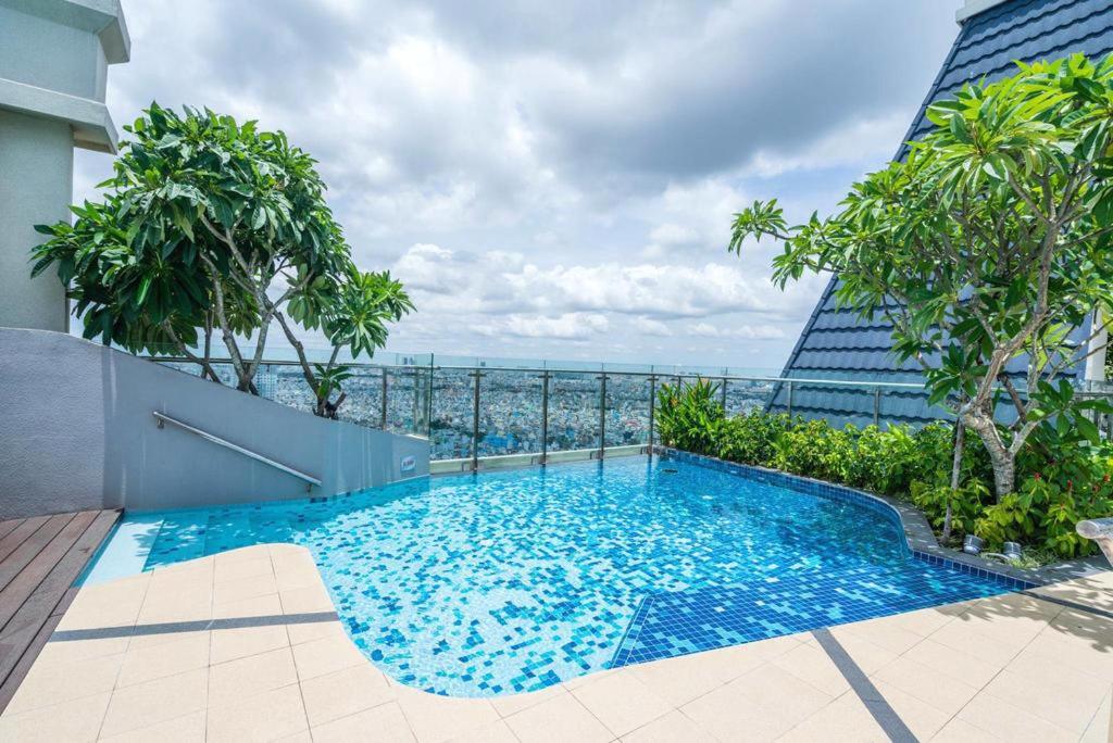 Linda Apartment-ICON56-District4-3mins to center dtrc1- INFINITY POOL- AWESOME ROOFTOP
