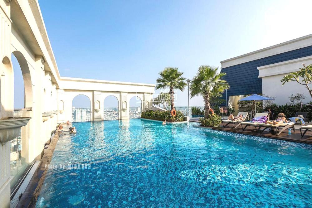 Linda Apartment-ICON56-District4-3mins to center dtrc1- INFINITY POOL- AWESOME ROOFTOP
