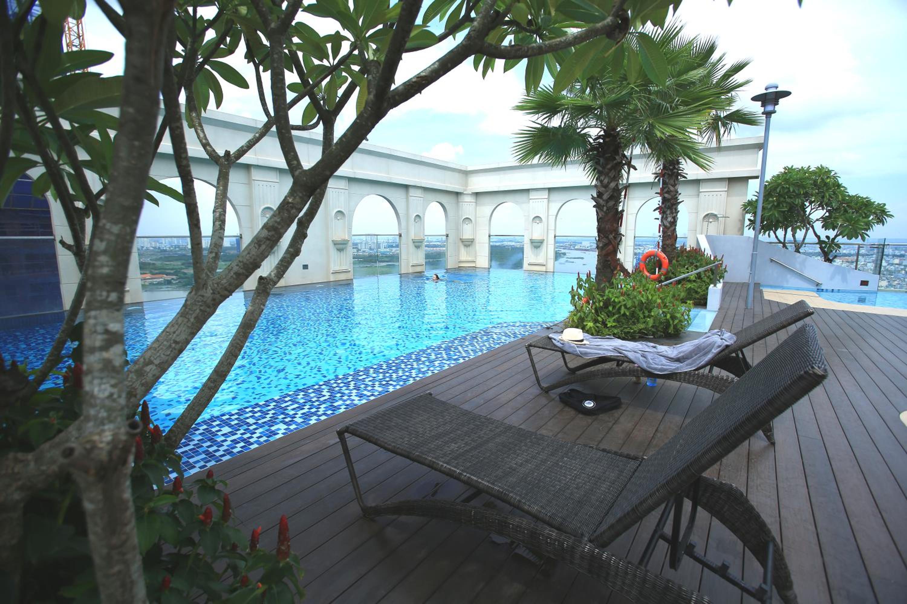 Linda Apartment-ICON56-District4-3mins to center dtrc1- INFINITY POOL- AWESOME ROOFTOP