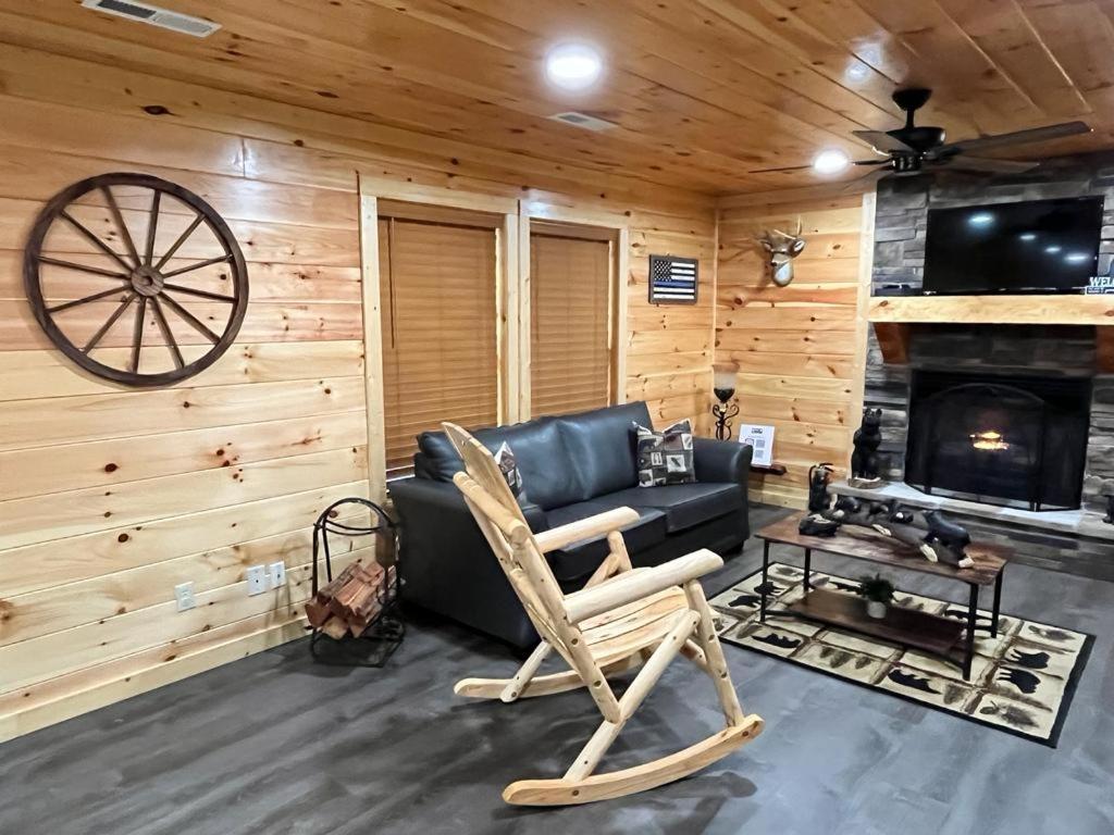 Paradise at the Smokies Cabin with HOT TUB! view 3