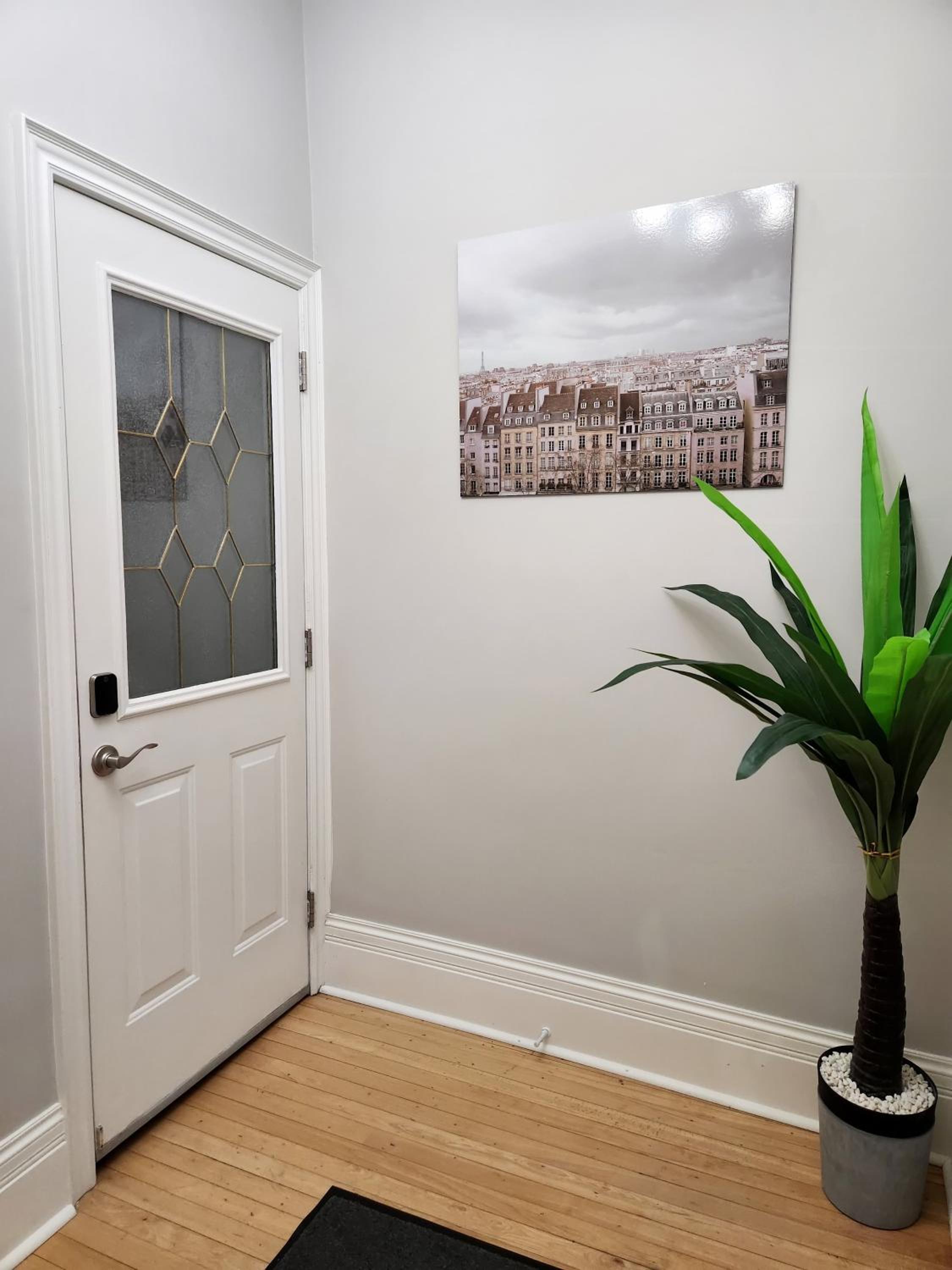 The Zen Escape Modern Queen Size One Bedroom Full Apartment