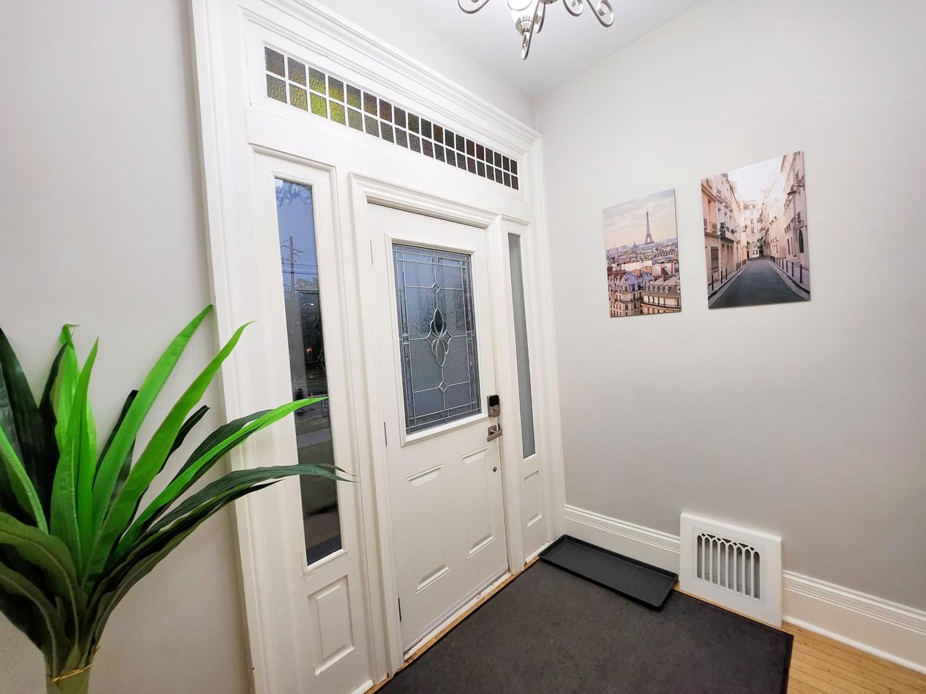 The Zen Escape Modern Queen Size One Bedroom Full Apartment