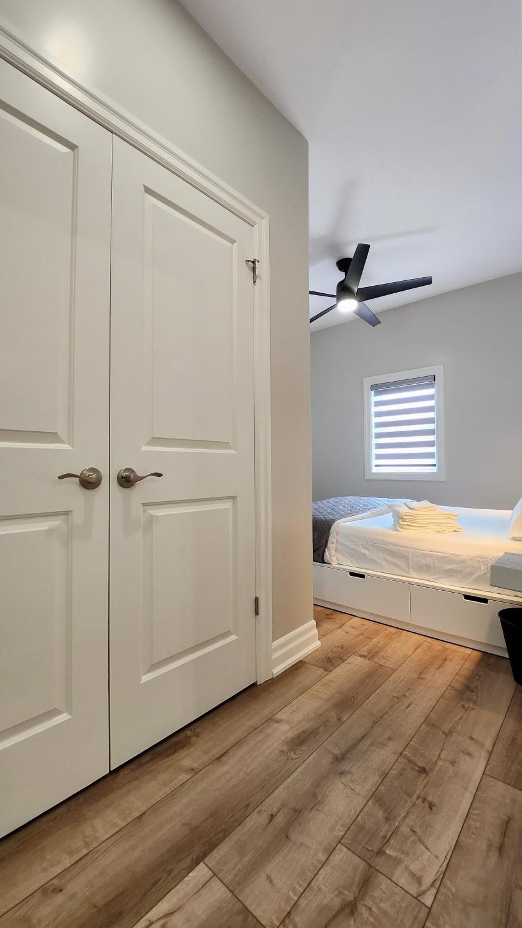 The Zen Escape Modern Queen Size One Bedroom Full Apartment