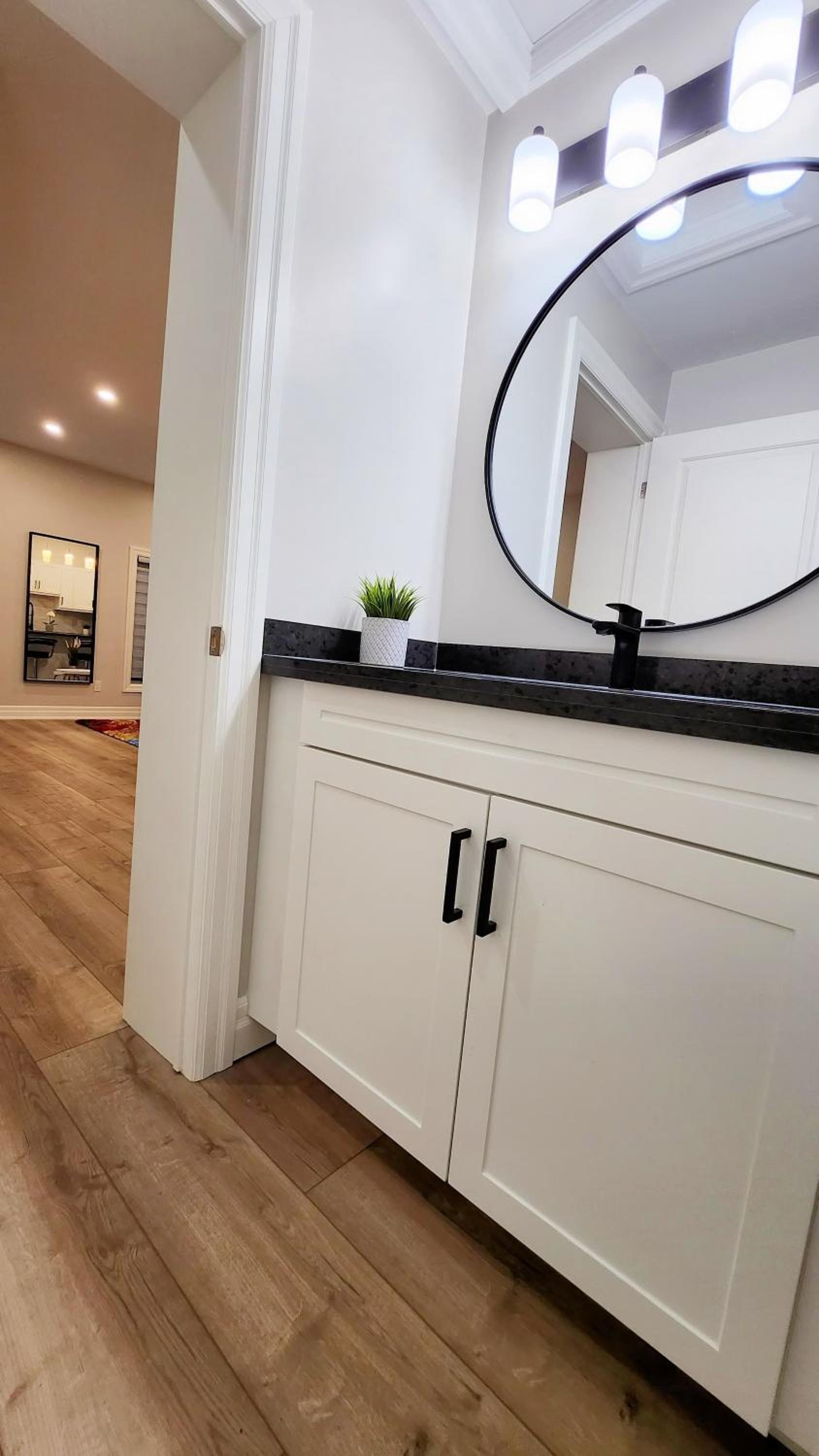 The Zen Escape Modern Queen Size One Bedroom Full Apartment