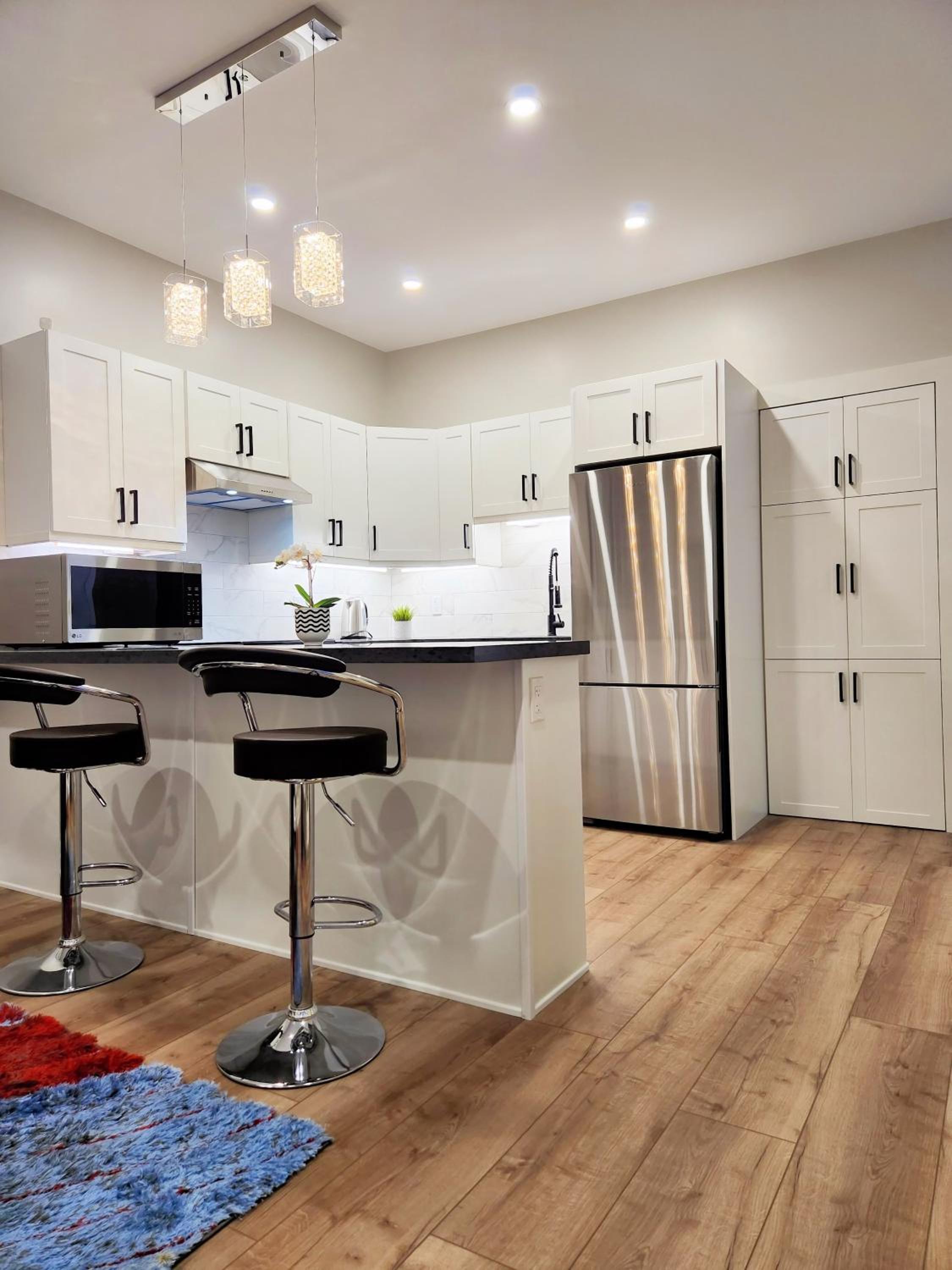 The Zen Escape Modern Queen Size One Bedroom Full Apartment