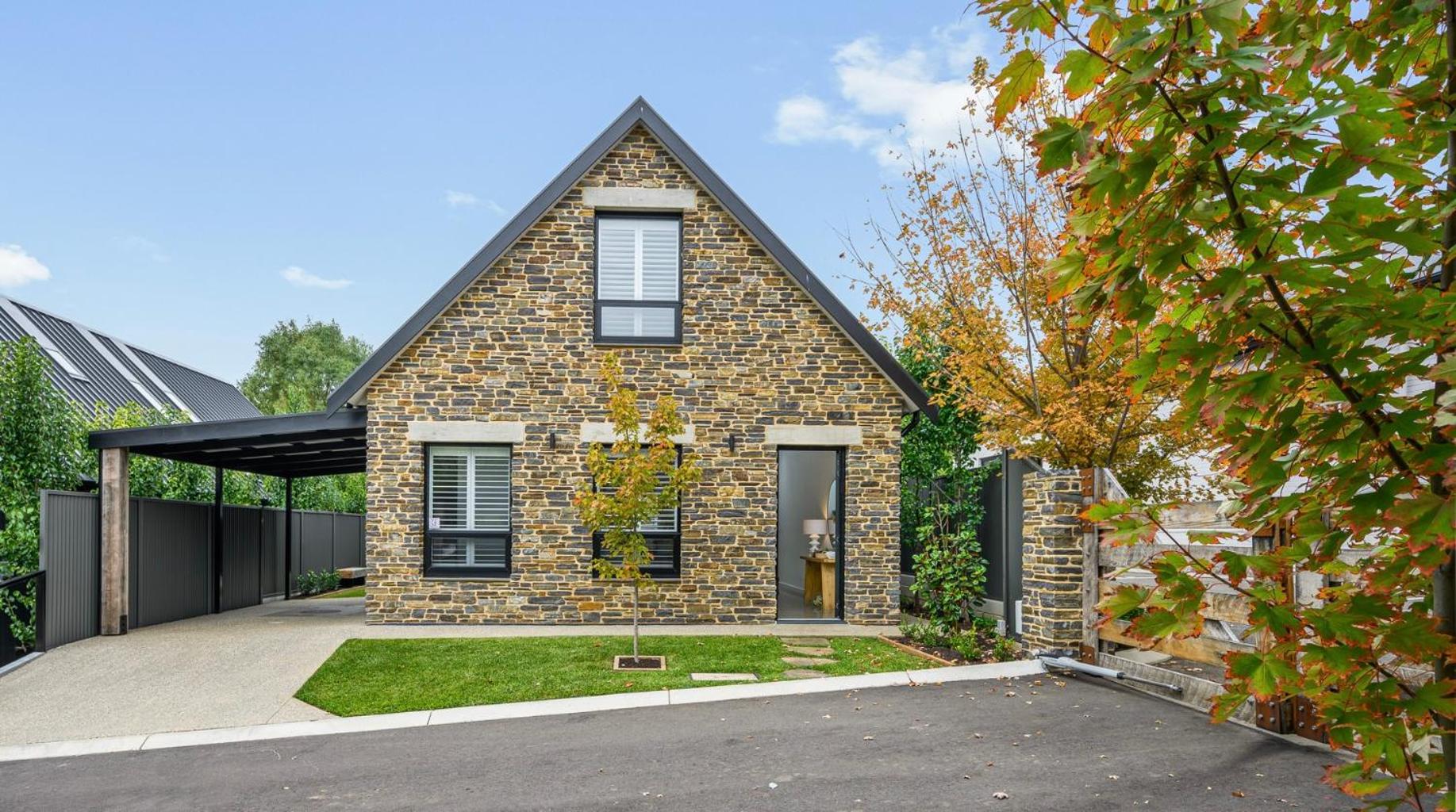 Vale 194 - Luxury Accommodation in McLaren Vale - 5 holiday homes with king size beds