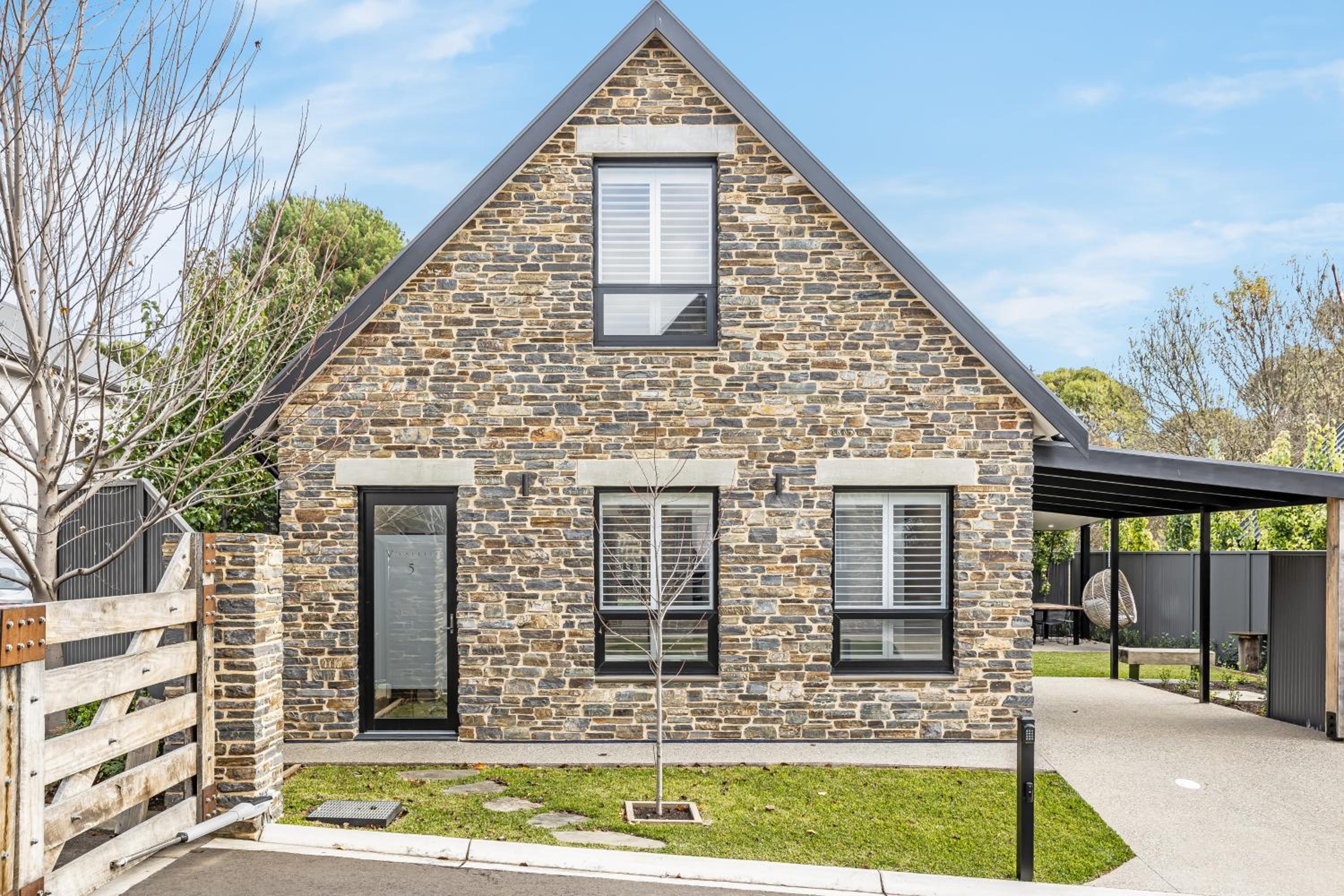 Vale 194 - Luxury Accommodation in McLaren Vale - 5 holiday homes with king size beds